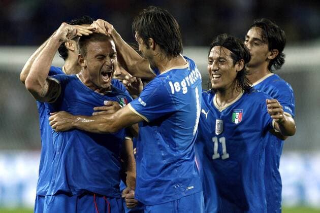 Torjubel Italien, v.li.: Daniele De Rossi, Nicola Legrottaglie und Mauro Camoranesi-  Fußball Länderspiel Herren WM Qualifikation 2008, Nationalmannschaft, Nationaltrikot Gruppe Udine Freude,