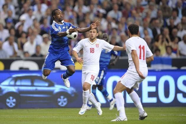 Sidney Govou (Frankreich, li.) gegen Miralem Sulejmani (Serbien) -  Fußball Länderspiel Herren WM Qualifikation 2008, Nationalmannschaft, Nationaltrikot, Frankreich - Serbien 2:1 Gruppe Paris Dynamik, Höhe,
