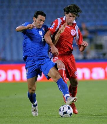 Gianluca Zambrotta (Italien, li.) gegen Levan Mchedlidze (Georgien) -  Fußball Länderspiel Herren WM Qualifikation 2008, Nationalteam, Nationaltrikot, Italien - Georgien 2:0 Gruppe Udine Dynamik,