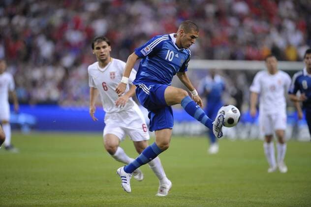 Karim Benzema (Frankreich) am Ball -  Fußball Länderspiel Herren WM Qualifikation 2008, Nationalmannschaft, Nationaltrikot, Frankreich - Serbien 2:1 Einzelbild Paris