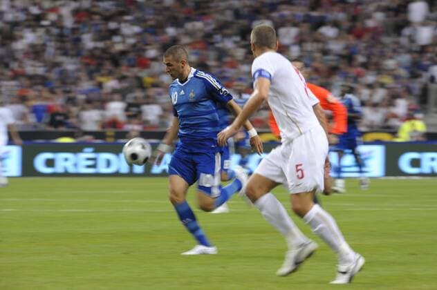 Karim Benzema (Frankreich, li.) im Duell -  Fußball Länderspiel Herren WM Qualifikation 2008, Nationalmannschaft, Nationaltrikot, Frankreich - Serbien 2:1 Gruppe Paris Dynamik,