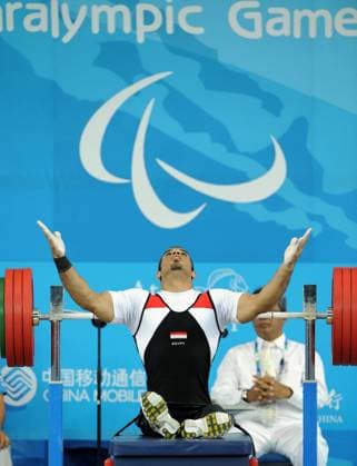 Sherif Othman Othman (Ägypten) - Sieger im Gewichtheben bis 56kg bei den Paralympics 2008 -  Behindertensport Herren Paralympics 2008, Sommerspiele, Sommer Spiele, Behinderung, Gewichtheben, Klasse bis 56kg Einzelbild Nationaltrikot Peking Freude, Begeisterung,