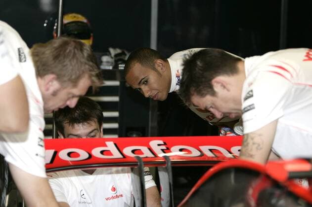 Lewis Hamilton (England McLaren Mercedes, Mitte) beobachtet seine Mechaniker Motorsport Grand Prix Herren Großer Preis von Italien 2008, Formel 1 Weltmeisterschaft, F1, F, GP, WM Gruppe Monza