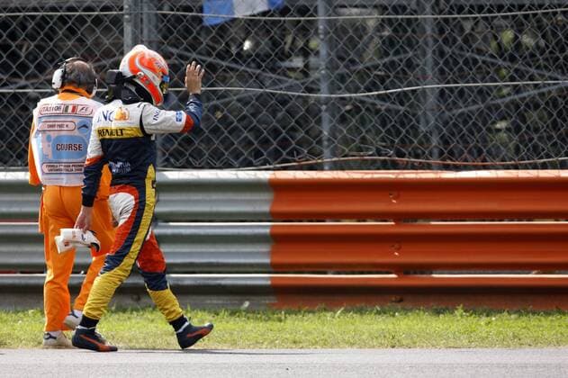 Nelson Piquet Jr. (Brasilien Renault) winkt nach seinem Aus den Anhängern Motorsport Grand Prix Herren Großer Preis von Italien 2008, Formel 1 Weltmeisterschaft, F1, F, GP, WM Einzelbild Monza