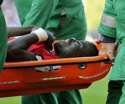 Emmanuel Eboue (Arsenal) wird verletzt vom Platz getragen - EDITORIAL USE ONLY. No use with unauthorised audio, video, data, fixture lists, club league logos or live services. Online in-match use limited to 120 images, no video emulation. No use in betting, games or single club league player publications. Fußball Herren English Premier League 2008 2009, 1. Englische Liga, Arsenal FC London Einzelbild Blackburn