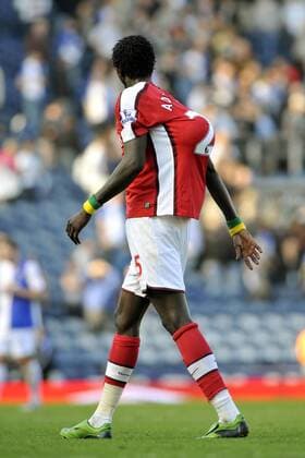 Emmanuel Adebayor (Arsenal) versteckt den Spielball unter seinem Trikot - Ein Andenken an seinen Hattrick - EDITORIAL USE ONLY. No use with unauthorised audio, video, data, fixture lists, club league logos or live services. Online in-match use limited to 120 images, no video emulation. No use in betting, games or single club league player publications. Fußball Herren English Premier League 2008 2009, 1. Englische Liga, Arsenal FC London Einzelbild Blackburn