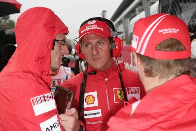 Berater Michael Schumacher (Deutschland, Mitte) im Gespräch Renningenieur Chris Dyer (Australien, li. beide Ferrari) Motorsport Grand Prix Herren Großer Preis von Italien 2008, Formel 1 Weltmeisterschaft, F1, F, GP, WM Gruppe Monza