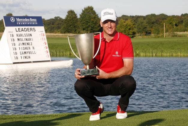 Sieger Robert Karlsson (Schweden) mit Pokal bei der Siegerehrung des Mercedes Benz Championship 2008 Golf Herren Mercedes Benz Championship 2008, European PGA Tour Einzelbild Gut Lärchenhof Pulheim, Köln