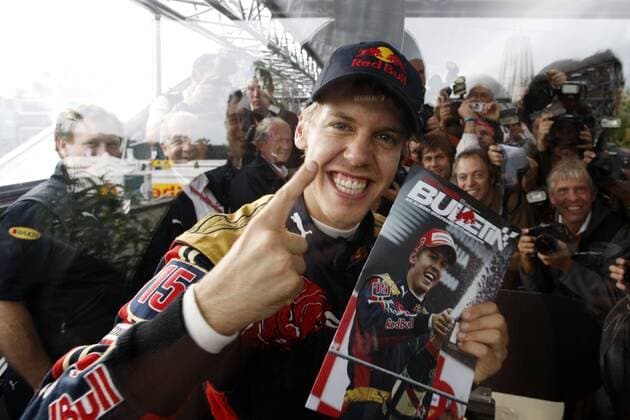 Sieger Sebastian Vettel (Deutschland Toro Rosso) jubelt mit dem Red Bulletin in Händen - Großer Preis von Italien 2008 Motorsport Grand Prix Herren Großer Preis von Italien 2008, Formel 1 Weltmeisterschaft, F1, F, GP, WM Einzelbild Monza Freude,