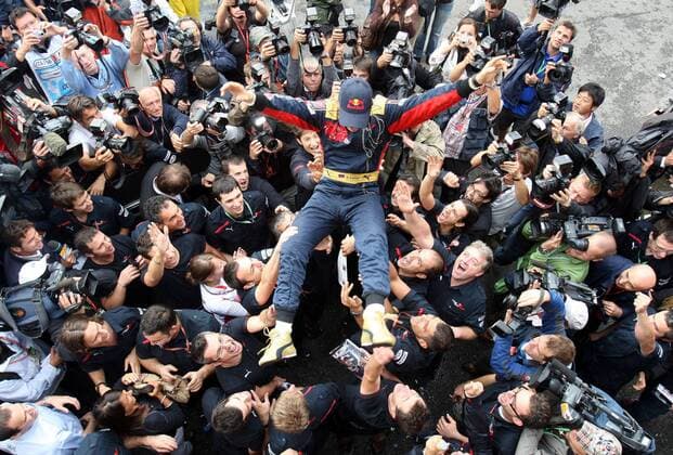 Sieger Sebastian Vettel (Deutschland Toro Rosso) wird von der Crew auf Händen getragen - Großer Preis von Italien 2008 -  Motorsport Grand Prix Herren Großer Preis von Italien 2008, Formel 1 Weltmeisterschaft, F1, F, GP, WM Totale Monza Freude,