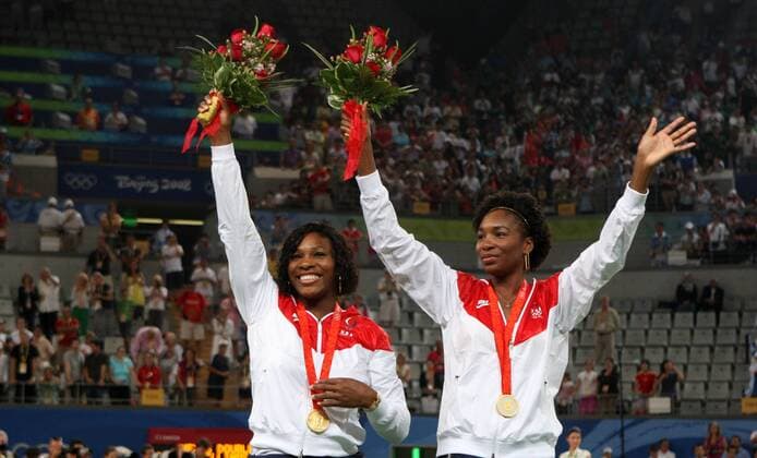 Serena (li.) und Venus Williams (beide USA) - Olympiasiegerinnen 2008 im Doppel Tennis OS Sommer Damen Olympische Spiele Peking 2008, Sommerspiele, Finale, Gruppe Peking Freude,