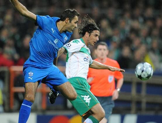 Claudio Pizarro (Bremen, re.) gegen Nikos Nikolaou (Famagusta) Fußball EC 1 Herren Champions League 2008 2009, SV Werder Bremen - Anorthosis Famagusta FC Gruppe Bremen Dynamik,