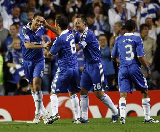 Torjubel Chelsea - Torschütze Frank Lampard (li.) lässt sich feiern - EDITORIAL USE ONLY. No use with unauthorised audio, video, data, fixture lists, club league logos or live services. Online in-match use limited to 120 images, no video emulation. No use in betting, games or single club league player publications. Fußball EC 1 Herren Champions League 2008 2009, Chelsea FC London Gruppe London Freude,