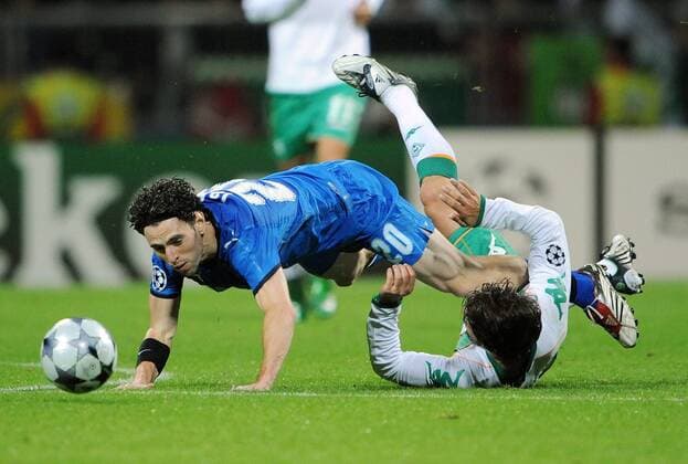 Vincent Laban (Famagusta, li.) gegen Diego (Bremen) Fußball EC 1 Herren Champions League 2008 2009, SV Werder Bremen - Anorthosis Famagusta FC Gruppe Bremen Dynamik,