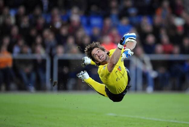 Torwart Franco Costanzo (Basel) streckt sich vergeblich - Fußball EC 1 Herren Champions League 2008 2009, FC Basel Einzelbild Basel Dynamik,