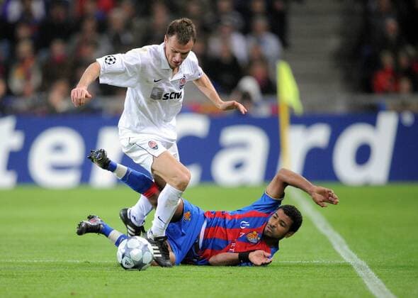 Vyacheslav Shevchuk (li., Shakhtar Donezk) gegen Carlitos (Basel) - Fußball EC 1 Herren Champions League 2008 2009, FC Basel - Schachtjor Donezk Gruppe Basel Dynamik,