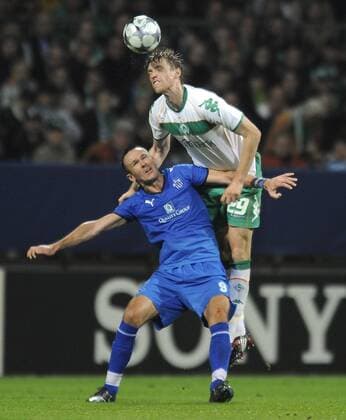 Per Mertesacker (Bremen, re.) gegen Lukasz Sosin (Famagusta) Fußball EC 1 Herren Champions League 2008 2009, SV Werder Bremen - Anorthosis Famagusta FC 0:0 Gruppe Bremen Dynamik,