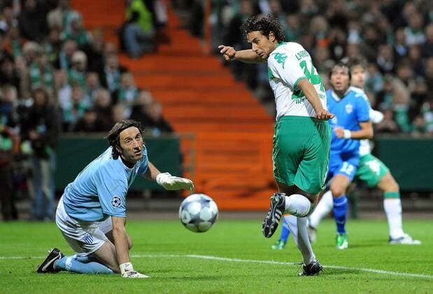 Claudio Pizarro (Bremen, re.) - Hackentrick gegen Torwart Arian Beqaj (Famagusta) Fußball EC 1 Herren Champions League 2008 2009, SV Werder Bremen - Gruppe Bremen Dynamik,