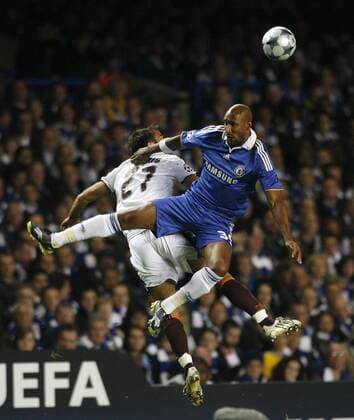 Nicolas Anelka (Chelsea, re.) gegen Marc Planus (Bordeaux) - EDITORIAL USE ONLY. No use with unauthorised audio, video, data, fixture lists, club league logos or live services. Online in-match use limited to 120 images, no video emulation. No use in betting, games or single club league player publications. Fußball EC 1 Herren Champions League 2008 2009, Chelsea FC London - Girondins de Bordeaux 4:0 Gruppe London Dynamik,
