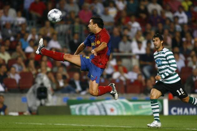 Xavi Hernandez (FC Barcelona, li.) gegen Marco Caneira (Sporting Lissabon) -  - NOxONLINExUSE Fußball EC 1 Herren Champions League 2008 2009, FC Barcelona - Sporting Lissabon 3:1, , Barca Gruppe Barcelona Dynamik,