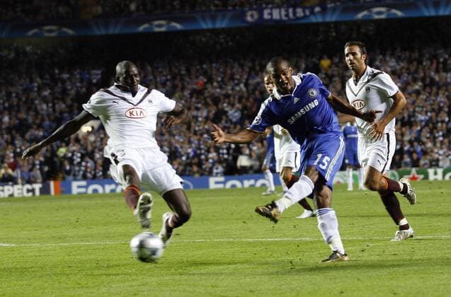 Florent Malouda (Chelsea, Mitte) erzielt das 3:0 - EDITORIAL USE ONLY. No use with unauthorised audio, video, data, fixture lists, club league logos or live services. Online in-match use limited to 120 images, no video emulation. No use in betting, games or single club league player publications. Fußball EC 1 Herren Champions League 2008 2009, Chelsea FC London - Girondins de Bordeaux 4:0 Gruppe London Dynamik,