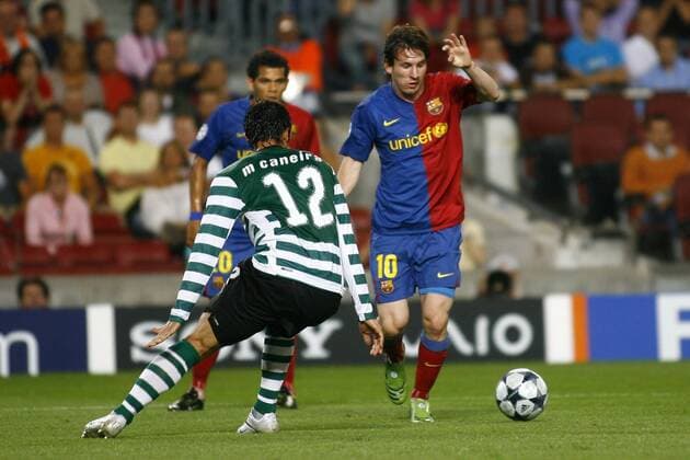 Lionel Messi (FC Barcelona, re.) gegen Marco Caneira (Sporting Lissabon) -  - NOxONLINExUSE Fußball EC 1 Herren Champions League 2008 2009, FC Barcelona - Sporting Lissabon 3:1, Barca Gruppe Barcelona Dynamik,