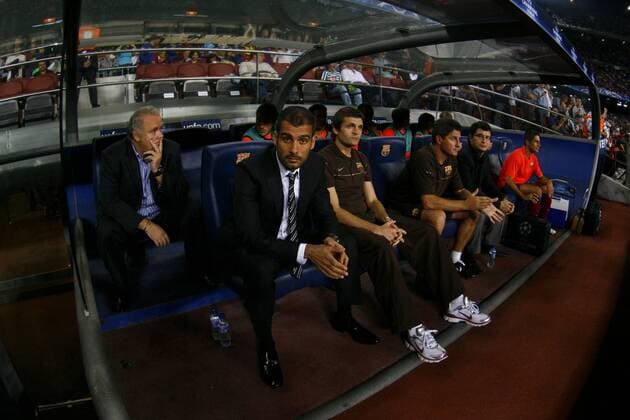 Trainer Josep Guardiola (2.v.li.) und Co Trainer Francesc Vilanova (3.v.li., beide FC Barcelona) auf der Bank -  - NOxONLINExUSE Fußball EC 1 Herren Champions League 2008 2009, FC Barcelona, Barca Gruppe Barcelona