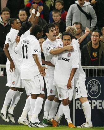 Torjubel Donezk - Torschütze Jadson (Mitte) läßt sich feiern Fußball EC 1 Herren Champions League 2008 2009, Schachtjor Donetzk Gruppe Basel Freude,