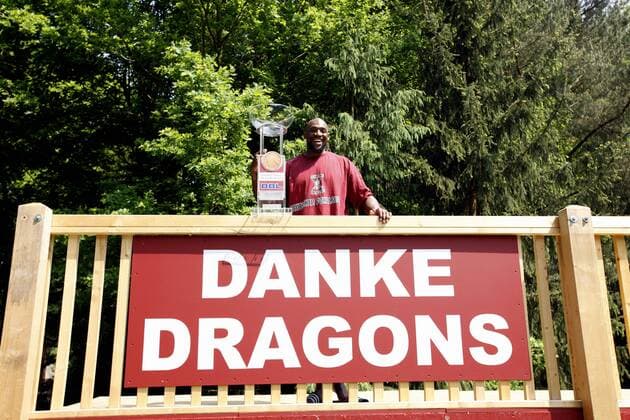 Darius Hall (Quakenbrück) mit dem Pokal für den Gewinn des BBL Pokals 2007 2008 Basketball 1. BL Herren BBL 2007 2008, Artland Dragons Quakenbrück, Fotoshooting Einzelbild