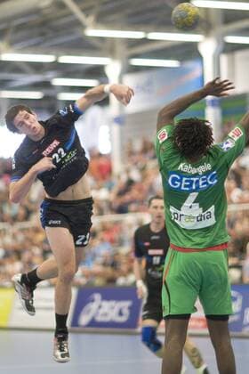 Sebastian Faißt (Dormagen, li.) gegen Damien Kabengele (Magdeburg) Handball 1. BL Herren Saison 2008 2009, TSV Bayer Dormagen - SC Gladiators Magdeburg 22:34, SCM Gruppe Dormagen Dynamik,