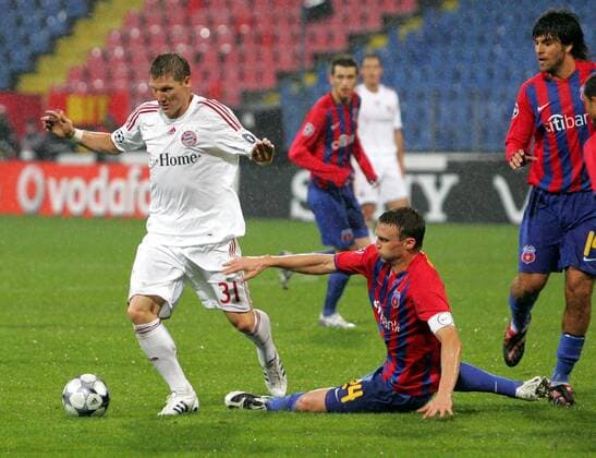 Bastian Schweinsteiger (Bayern, li.) gegen Sorin Ghionea (Steaua Bukarest) -  Fußball EC 1 Herren Champions League 2008 2009, Steaua Bukarest - FC Bayern München Gruppe Bukarest Dynamik,