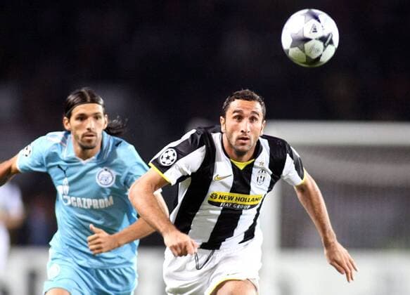 Cristian Molinaro (Juventus Turin, re.) gegen Danny (St. Petersburg) -  Fußball EC 1 Herren Champions League 2008 2009, Juventus Turin - FC Zenit St. Petersburg, Juve Gruppe Turin Dynamik,
