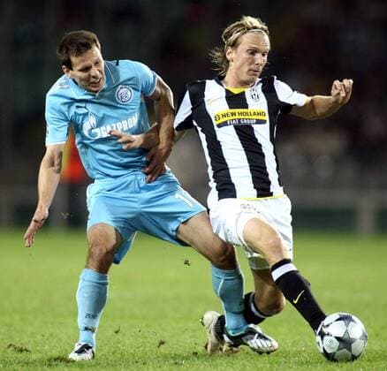 Christian Poulsen (Juventus Turin, re.) gegen Konstantin Zyryanov (St. Petersburg) -  Fußball EC 1 Herren Champions League 2008 2009, Juventus Turin - FC Zenit St. Petersburg, Juve Gruppe Turin Dynamik, Kampf,