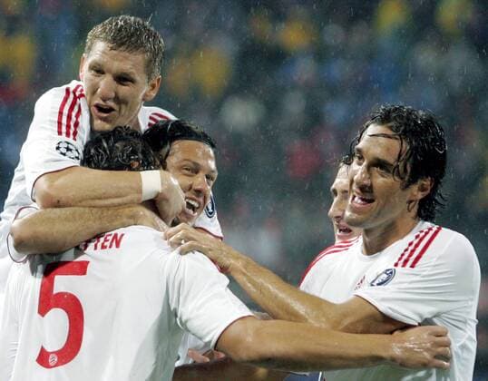 Torjubel Bayern, v.re.: Luca Toni, Martin Demichelis, Torschütze Daniel van Buyten und Bastian Schweinsteiger -  Fußball EC 1 Herren Champions League 2008 2009, FC Bayern München Gruppe Bukarest Freude,