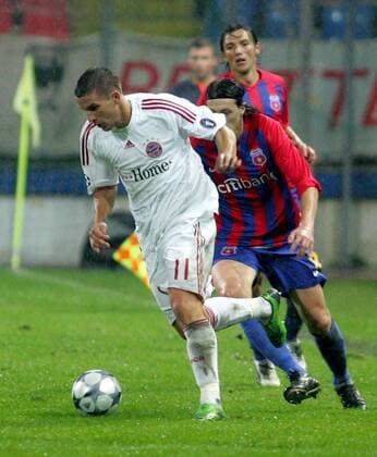 Lukas Podolski (Bayern, li.) am Ball -  Fußball EC 1 Herren Champions League 2008 2009, Steaua Bukarest - FC Bayern München 0:1 Gruppe Bukarest