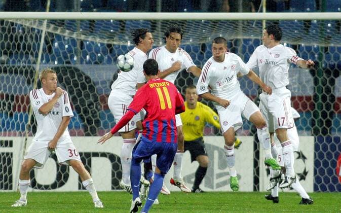 Arthuro (Steaua Bukarest) - Freistoß -  Fußball EC 1 Herren Champions League 2008 2009, Steaua Bukarest - FC Bayern München 0:1 Gruppe Bukarest Dynamik,