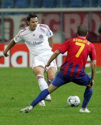 Daniel van Buyten (Bayern, li.) im Duell -  Fußball EC 1 Herren Champions League 2008 2009, Steaua Bukarest - FC Bayern München 0:1 Gruppe Bukarest Dynamik,