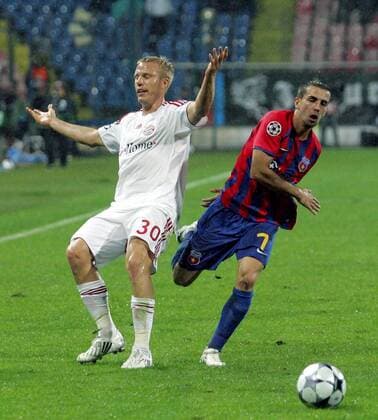 Christian Lell (Bayern, li.) gegen Janos Szekely (Steaua Bukarest) -  Fußball EC 1 Herren Champions League 2008 2009, Steaua Bukarest - FC Bayern München 0:1 Gruppe Bukarest