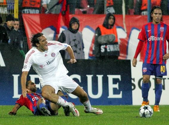 Luca Toni (Bayern, Mitte) gegen Petre Marin (Steaua Bukarest, li.) -  Fußball EC 1 Herren Champions League 2008 2009, Steaua Bukarest - FC Bayern München 0:1 Gruppe Bukarest Dynamik,