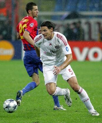 Daniel van Buyten (Bayern) am Ball -  Fußball EC 1 Herren Champions League 2008 2009, Steaua Bukarest - FC Bayern München 0:1 Einzelbild Bukarest Dynamik,