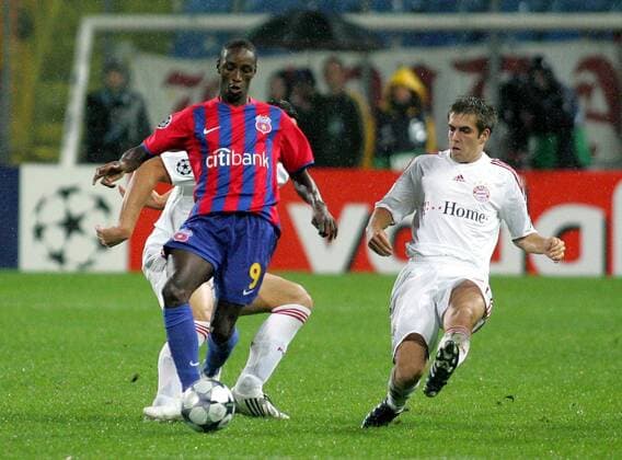 Semedo (Steaua Bukarest, li.) gegen Philipp Lahm (Bayern) -  Fußball EC 1 Herren Champions League 2008 2009, Steaua Bukarest - FC Bayern München 0:1 Gruppe Bukarest Dynamik,