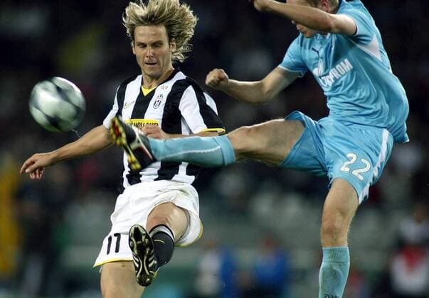 Pavel Nedved (Juventus Turin, li.) im Duell -  Fußball EC 1 Herren Champions League 2008 2009, Juventus Turin - FC Zenit St. Petersburg 1:0, Juve Gruppe Turin Dynamik,