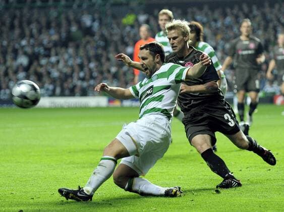Scott McDonald (Celtic Glasgow, li.) gegen Martin Pedersen (Aalborg) - EDITORIAL USE ONLY. No use with unauthorised audio, video, data, fixture lists, club league logos or live services. Online in-match use limited to 120 images, no video emulation. No use in betting, games or single club league player publications. Fußball EC 1 Herren Champions League 2008 2009, Celtic Glasgow - Aalborg BK 0:0 Gruppe Glasgow Dynamik,