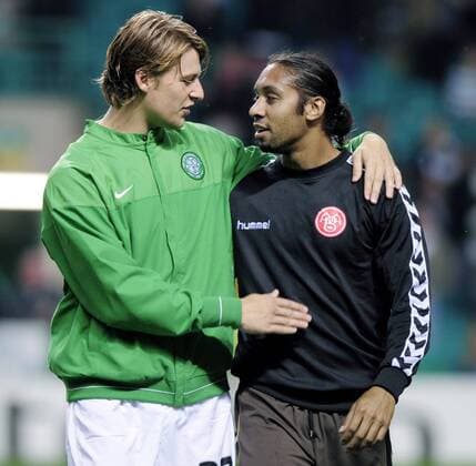 Glenn Loovens (Celtic Glasgow, li.) und Steve Olfers (Aalborg) - EDITORIAL USE ONLY. No use with unauthorised audio, video, data, fixture lists, club league logos or live services. Online in-match use limited to 120 images, no video emulation. No use in betting, games or single club league player publications. Fußball EC 1 Herren Champions League 2008 2009, Celtic Glasgow - Aalborg BK 0:0 Gruppe Glasgow Harmonie,