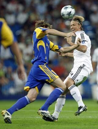 Guti (Real Madrid, re.) im Duell -  - NOxONLINExUSE Fußball EC 1 Herren Champions League 2008 2009, Real Madrid CF - FC BATE Borisov 2:0 Gruppe Madrid Dynamik,