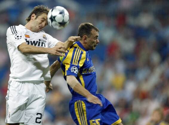 Rafael van der Vaart (Real Madrid, li.) gegen Aleksandr Yurevich (Borisov) -  - NOxONLINExUSE Fußball EC 1 Herren Champions League 2008 2009, Real Madrid CF - FC BATE Borisov 2:0 Gruppe Madrid Dynamik,