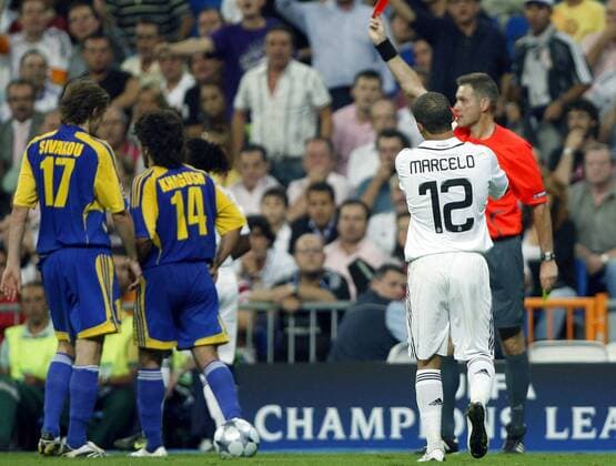 Schiedsrichter Alain Hamer (Luxemburg) zeigt Anri Khagush (2. v. li.) die gelb rote Karte, daneben: Mikhail Sivakov (li., beide Borisov) und Marcelo (Real Madrid) -  - NOxONLINExUSE Fußball EC 1 Herren Champions League 2008 2009, Real Madrid CF - FC BATE Borisov 2:0 Gruppe Madrid