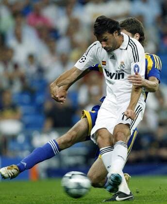 Ruud van Nistelrooy (Real Madrid) im Duell -  - NOxONLINExUSE Fußball EC 1 Herren Champions League 2008 2009, Real Madrid CF - FC BATE Borisov 2:0 Gruppe Madrid Dynamik,