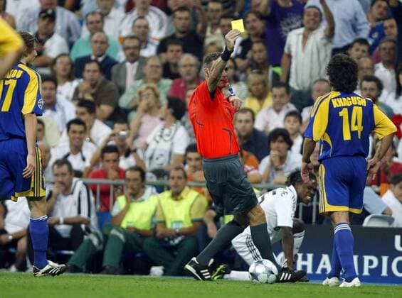 Schiedsrichter Alain Hamer (Luxemburg) zeigt Anri Khagush (Borisov) die gelbe Karte -  - NOxONLINExUSE Fußball EC 1 Herren Champions League 2008 2009, Real Madrid CF - FC BATE Borisov 2:0 Gruppe Madrid