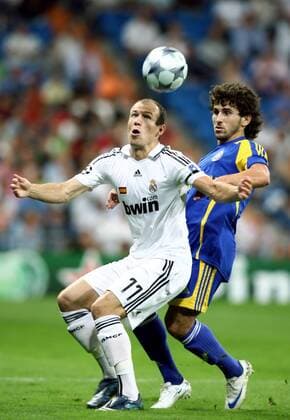 Arjen Robben (Real Madrid, li.) im Duell -  - NOxONLINExUSE Fußball EC 1 Herren Champions League 2008 2009, Real Madrid CF - FC BATE Borisov 2:0 Gruppe Madrid Dynamik,